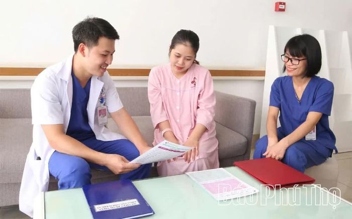 Cán bộ Bệnh viện Sản Nhi tỉnh Phú Thọ tư vấn, hướng dẫn phụ nữ mang thai thực hiện sàng lọc trước sinh, góp phần phát hiện sớm nguy cơ mắc bệnh tan máu bẩm sinh.