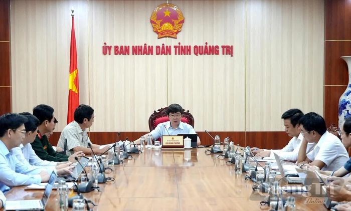 Đồng chí Bùi Hoàng Phương, Chủ tịch UBND tỉnh chủ trì buổi làm việc - Ảnh: T.Đ