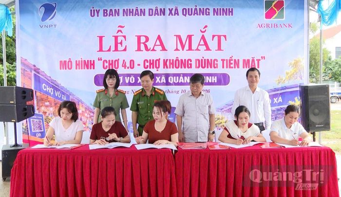 Các hộ tiểu thương ký cam kết thực hện mô hình - Ảnh: Thùy Trang