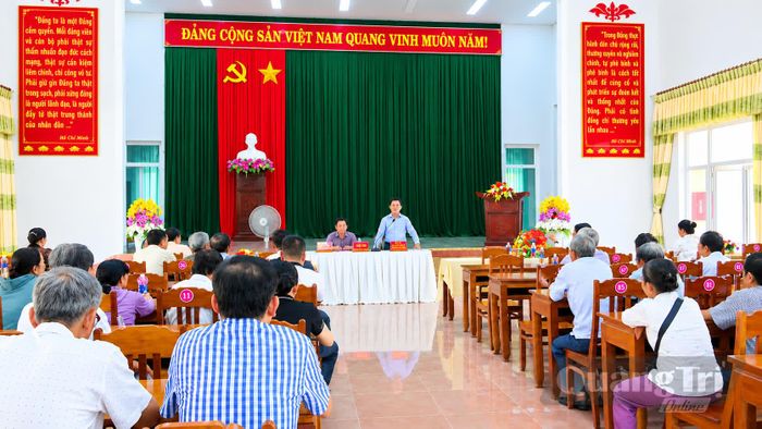Lãnh đạo xã Diên Sanh đối thoại, giải quyết kiến nghị của người dân liên quan đến công tác giải phóng mặt bằng phục vụ xây dựng Quốc lộ 15D - Ảnh: Đức Lục