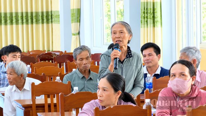 Người dân xã Diên Sanh phản ánh với lãnh đạo xã những vướng mắc trong giải phóng mặt bằng phục vụ xây dựng Quốc lộ 15D - Ảnh: Đức Lục