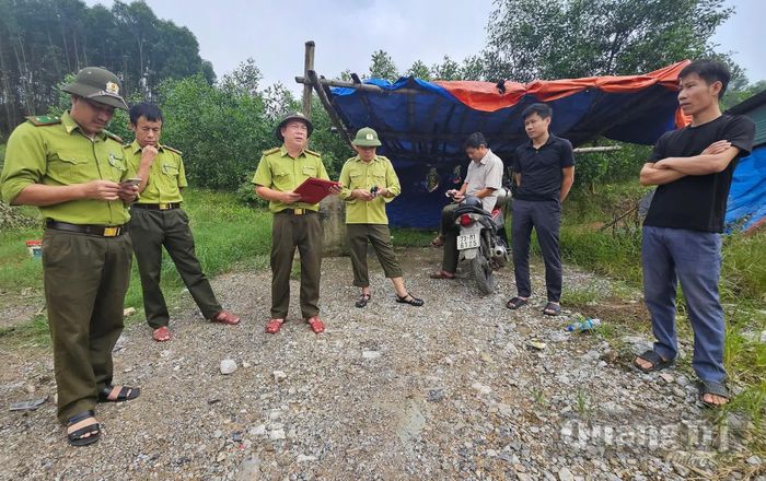 Lực lượng Hạt Kiểm lâm Minh Hóa kiểm tra rừng và đất lâm nghiệp trên địa bàn xã Minh Hóa - Ảnh: X.V