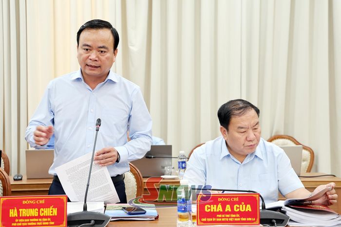 Đồng chí Phó Chủ tịch Thường trực UBND tỉnh phát biểu tại hội nghị.