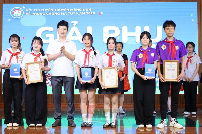  Ban tổ chức trao giải phụ các đội thi.