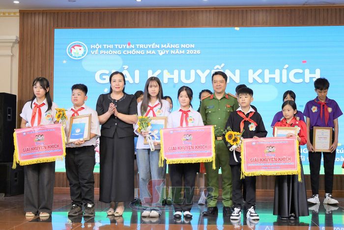 Ban tổ chức trao giải khuyến khích cho các đội thi.