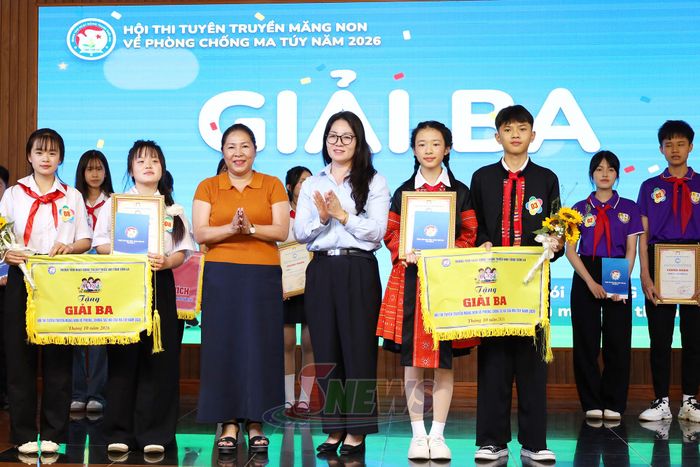 Ban tổ chức trao giải ba cho các đội thi.