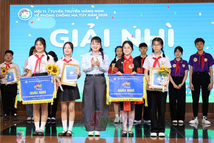 Ban tổ chức trao giải nhì cho các đội thi.
