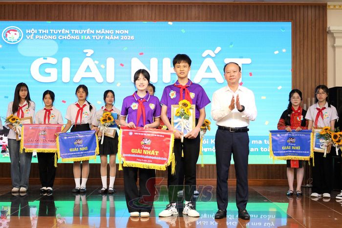 Ban tổ chức trao giải nhất cho đội thi xuất sắc.