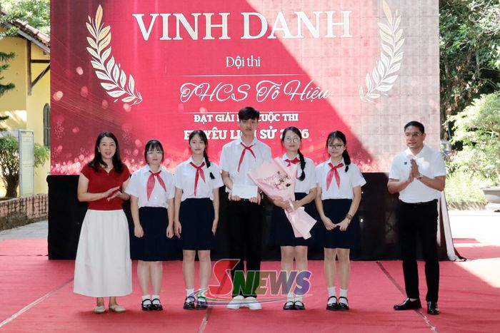 Đội thi Trường THCS Tô Hiệu đạt giải nhì.