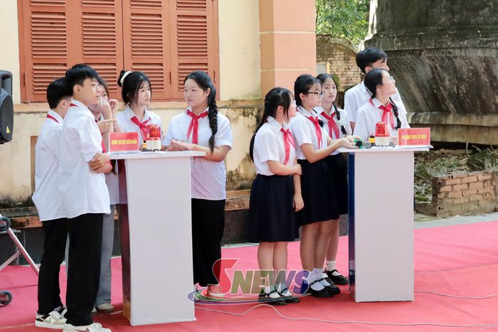 Các đội thi tranh tài trả lời nhanh các câu hỏi.
