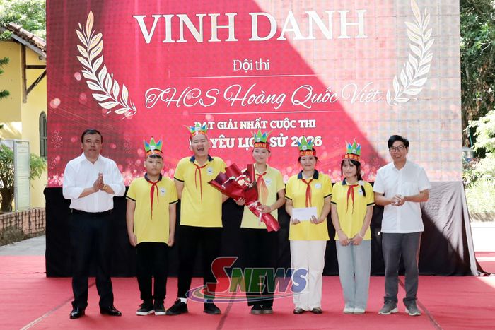 Ban tổ chức trao giải cho đội thi đạt giải nhất.