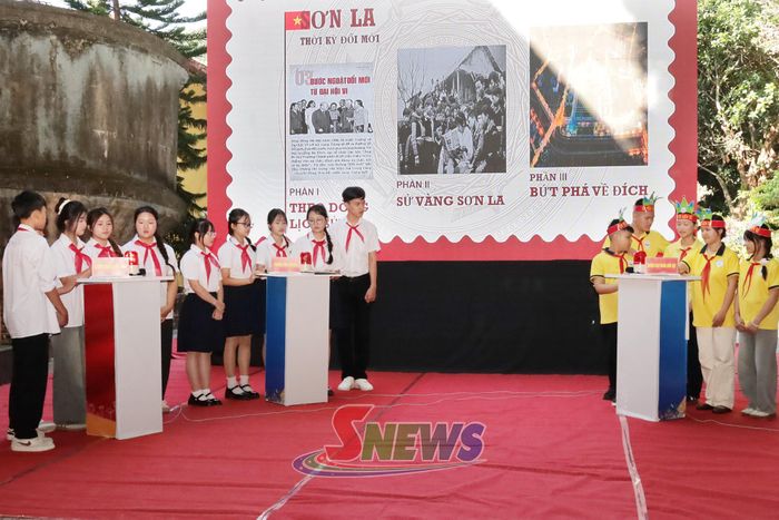 Các đội tham gia phần thi tìm hiểu lịch sử.