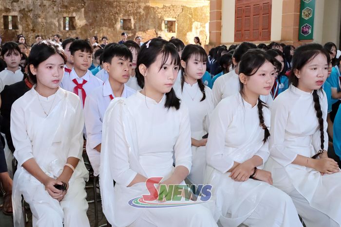 Các em học sinh cổ vũ phần thi tìm hiểu lịch sử.