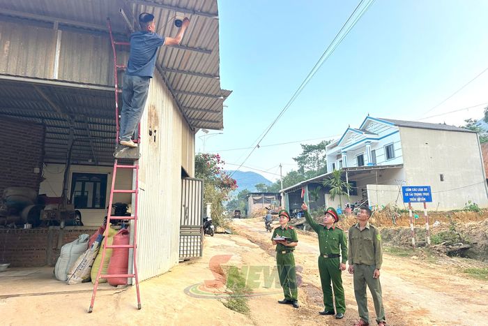Công an xã Huổi Một rà soát lắp đặt camera an ninh tại bản.