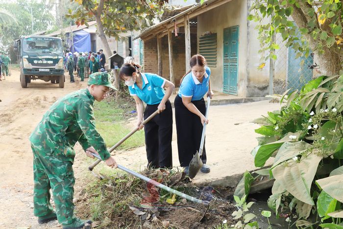 Tổ công tác phát quang, dọn dẹp vệ sinh môi trường.
