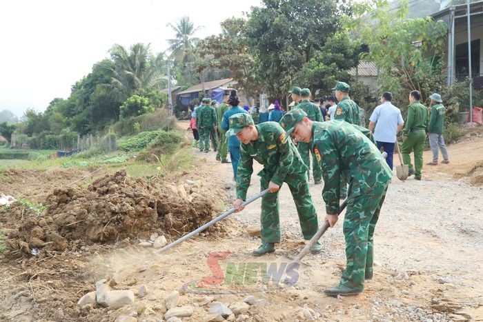 Bộ đội Đồn Biên phòng Mường Cai tham gia hoạt động "Ngày thứ Bảy cùng dân".