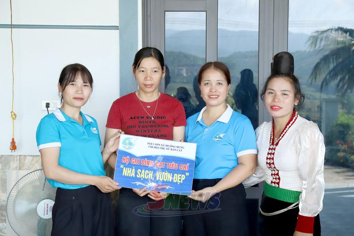 Hội LHPN xã Mường Hung gắn biển công trình "Nhà sạch, vườn đẹp" tại bản Áng.