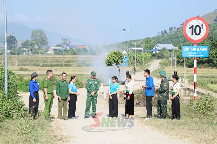 Tuyên truyền lắp đặt bóng đèn năng lượng mặt trời tại bản Áng, xã Mường Hung.