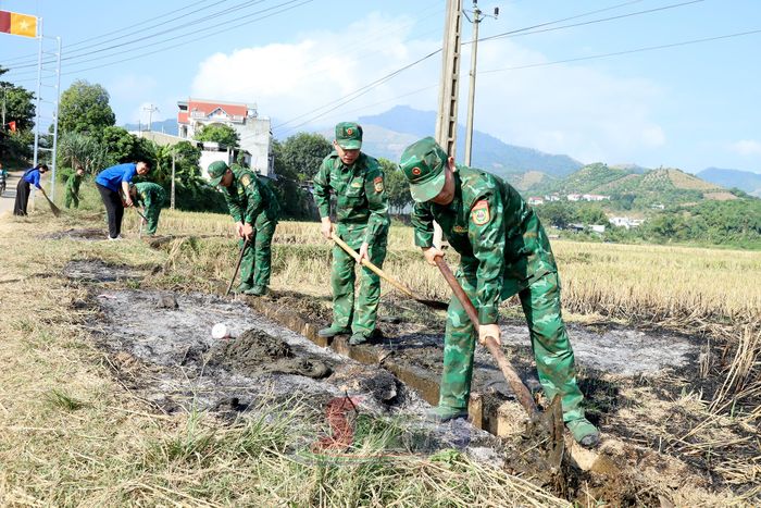 Khơi thông mương phai tại bản Yên Sơn, xã Mường Hung.