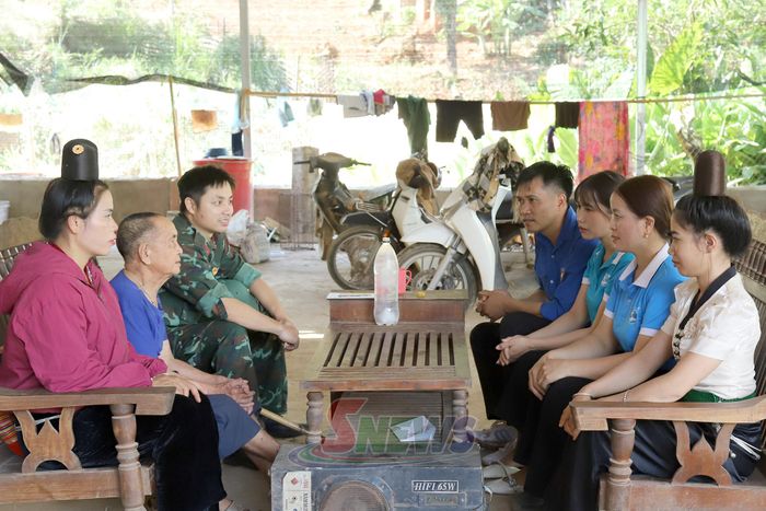 Tuyên truyền nhân bản Cát, xã Mường Hung xây dựng nông thôn mới.