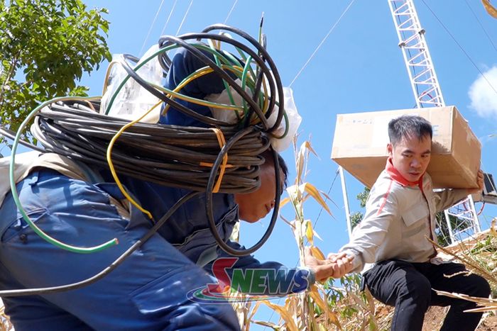 Cán bộ kỹ thuật của Viettel hỗ trợ nhau vận chuyển thiết bị lên trạm phát sóng.