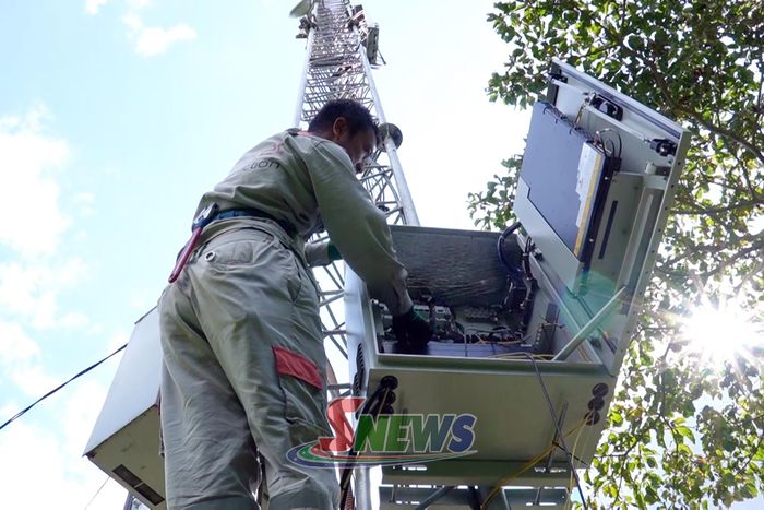 Cán bộ kỹ thuật Viettel khu vực Sông Mã lắp đặt và kiểm tra các công đoạn cuối cùng trước khi đưa phát sóng.
