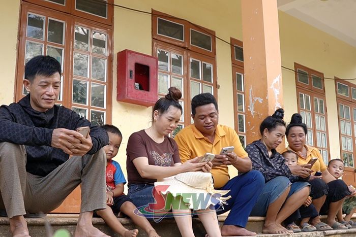 Người dân tại bản Bó Sinh, xã Bó Sinh đã có thể gọi điện thoại và vào mạng data tốc độ cao.