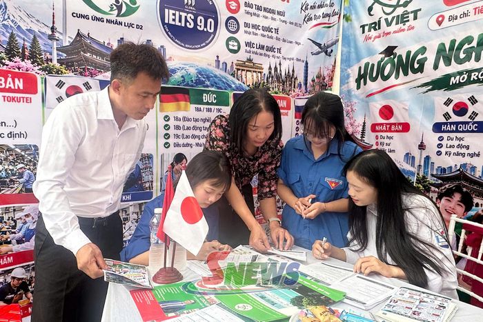 Tư vấn hướng nghiệp cho đoàn viên thanh niên xã Phù Yên về du học, lao động ở nước ngoài.
