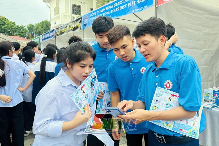 Trường Đại học Hùng Vương tư vấn hướng nghiệp cho học sinh xã Phù Yên.