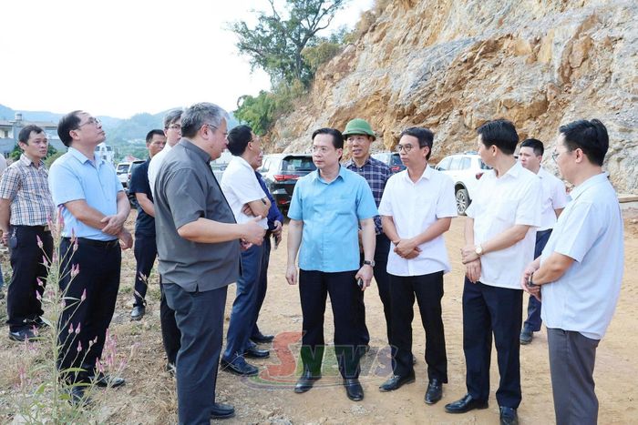 Lãnh đạo phường Chiềng Cơi báo cáo tiến độ triển khai Dự án Tuyến đường Hoàng Quốc Việt - Mé Ban - Trần Đăng Ninh.