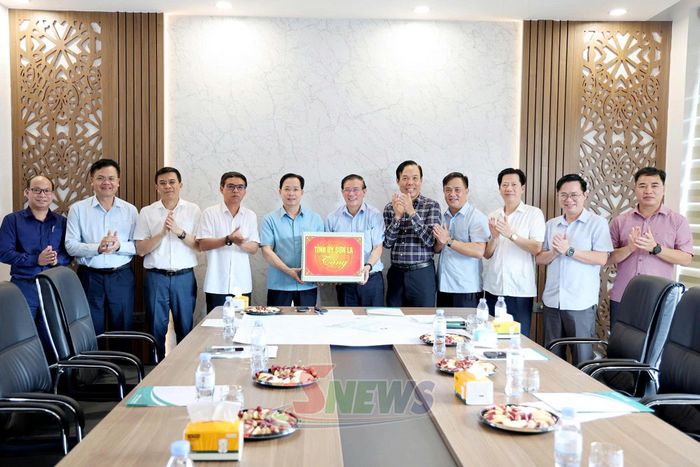 Đoàn công tác của tỉnh tặng quà các đơn vị thi công Dự án Công viên nghĩa trang thành phố Sơn La.