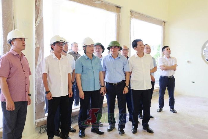 Đoàn công tác kiểm tra tiến độ xây dựng nhà hành lễ.