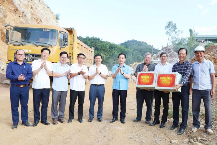 Đoàn công tác của tỉnh tặng quà các đơn vị thi công Dự án Tuyến đường Hoàng Quốc Việt - Mé Ban - Trần Đăng Ninh.