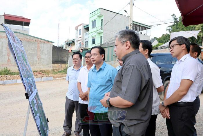 Đồng chí Bí thư Tỉnh ủy nắm tình hình triển khai Dự án Tuyến đường Hoàng Quốc Việt - Mé Ban - Trần Đăng Ninh, phường Chiềng Cơi.