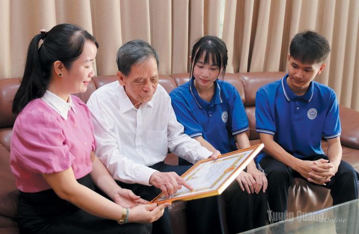 Nhà giáo Tạ Đức Xuân chia sẻ cùng cô trò Trường THPT Tân Trào dấu ấn một đời cống hiến cho sự nghiệp trồng người. Ảnh: Hải Anh