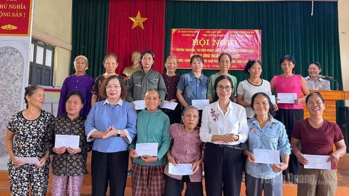 Lãnh đạo Hội Luật gia tỉnh Tuyên Quang trao quà cho người dân thôn Đồng Chiêm, xã Bình Ca có câu trả lời đúng tại phần thi tìm hiểu pháp luật.