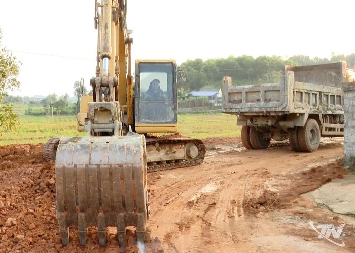 Mở rộng tuyến đường tại xóm Đồng Tiến, xã Phú Lạc.