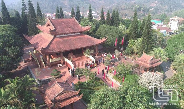 Nhà tưởng niệm Chủ tịch Hồ Chí Minh ở đèo De, xã Phú Đình.