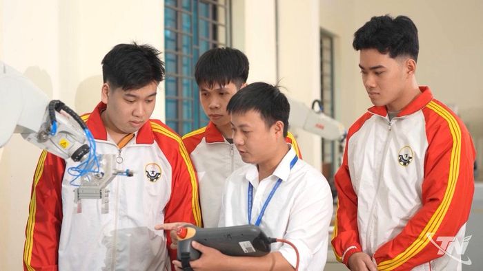 Phát triển nguồn nhân lực chất lượng cao là ưu tiên của tỉnh để đáp ứng yêu cầu phát triển.