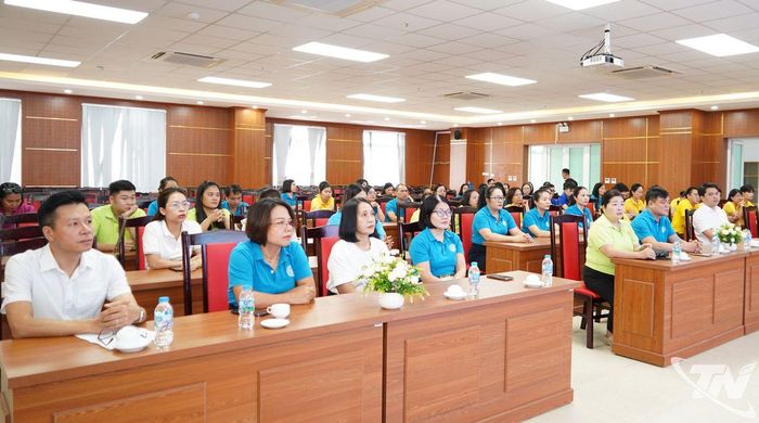 Các đại biểu dự Lễ phát động đợt ra quân tuyên truyền, vận động người dân tham gia BHXH tự nguyện, BHYT hộ gia đình tại điểm cầu BHXH tỉnh.