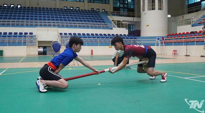 Các vận động viên thi đẩy gậy.