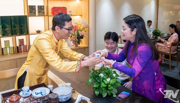 Các đại biểu trải nghiệm tại không gian thưởng trà của Diễn đàn.