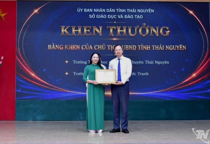 Cô Nguyễn Thị Hòa thay mặt Trường THPT Tức Tranh đón nhận Bằng khen Tập thể Lao động xuất sắc.