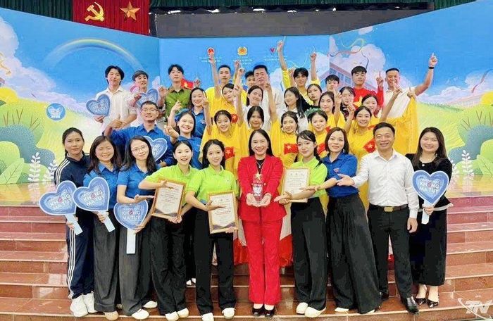 Đội tuyển học sinh Trường THPT Tức Tranh đón nhận Cúp và giải Nhất toàn quốc Cuộc thi “Trường học không ma túy” năm 2025. Trong ảnh: Cô giáo Nguyễn Thị Hòa (đứng giữa) động viên đội tuyển.