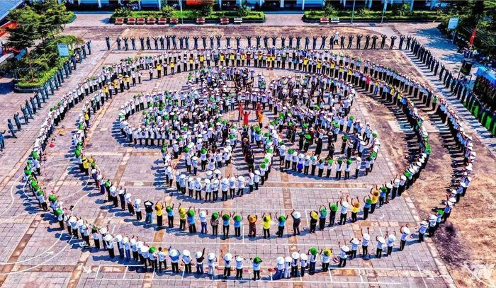 Không gian “Trường học Hạnh phúc” và hoạt động giao lưu văn hóa truyền thống điệu múa Tắc Xình của học sinh các dân tộc thiểu số vùng chè tại sân Trường THPT Tức Tranh.