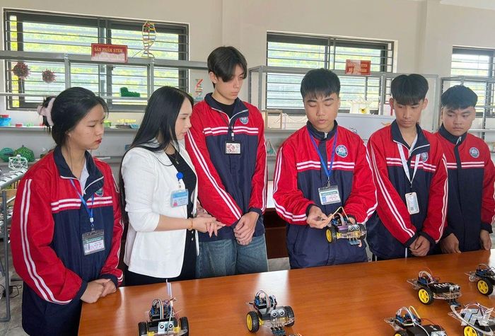Cô Nguyễn Thị Hòa tham dự hoạt động của học sinh trong giờ thực hành nghiên cứu khoa học kỹ thuật và Ngày hội STEM.