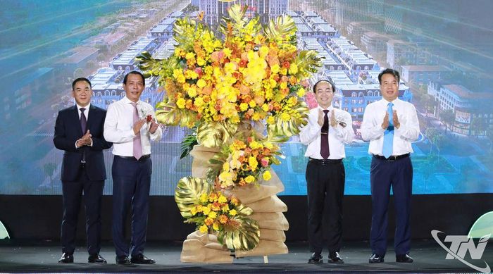 Các đồng chí lãnh đạo tỉnh Thái Nguyên chúc mừng chủ đầu tư Dự án.
