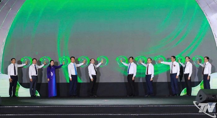 Các đại biểu thực hiện nghi thức khánh thành Phố đi bộ trung tâm tỉnh Thái Nguyên.