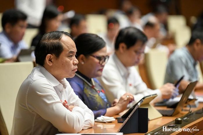 Đoàn ĐBQH thành phố Huế tham gia phiên họp sáng 31/10. Ảnh: Đoàn ĐBQH thành phố cung cấp 