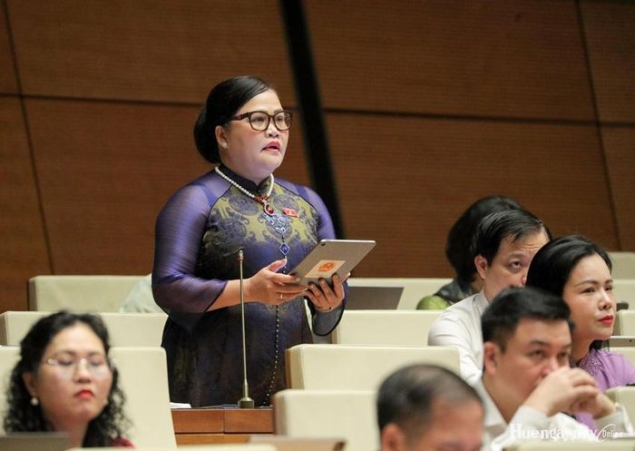 Đại biểu Nguyễn Thị Sửu tham gia phát biểu ở hội trường. Ảnh: Đoàn ĐBQH thành phố cung cấp 